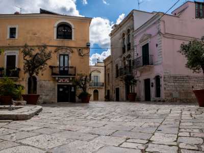 Subito veniamo accolti, su piazza Giosu� Galtieri, da vari edifici 